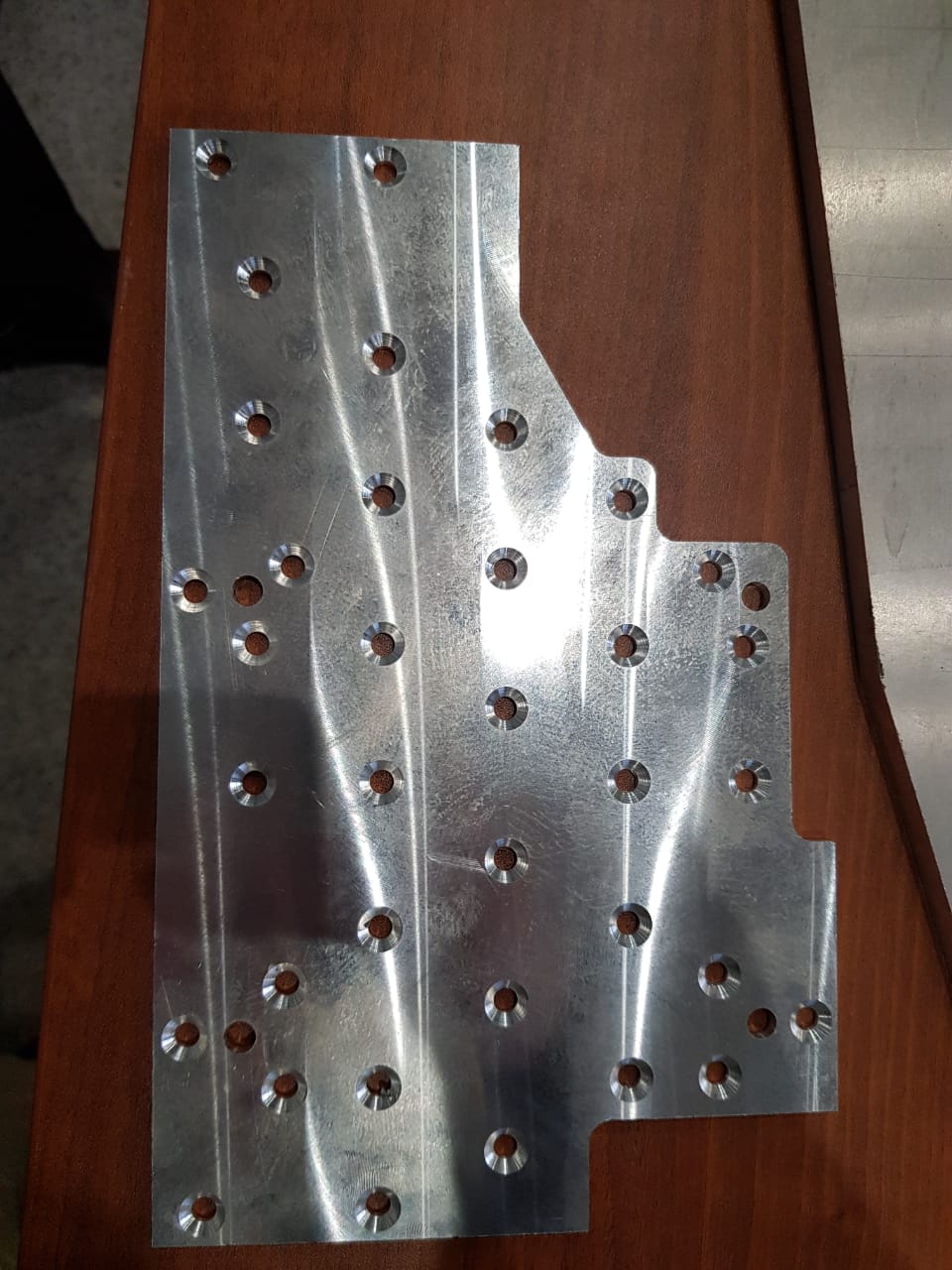Обработка алюминиевой пластины с 20 сквозными отверстиями